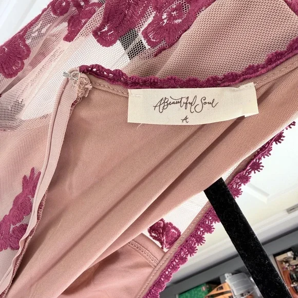 Lace appliqué maroon maxi dress - Picture 4 of 5